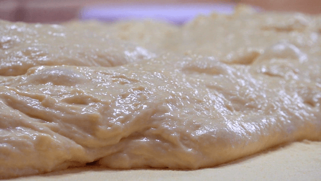 기포가 보글거리는 찰진 빵 반죽