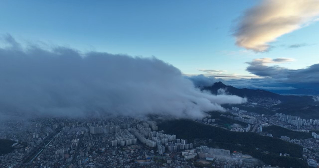 산 위로 구름이 있는 도시 풍경