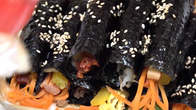 다채로운 야채가 들어간 꼬마김밥