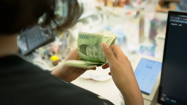 Counting Korean banknotes in a store