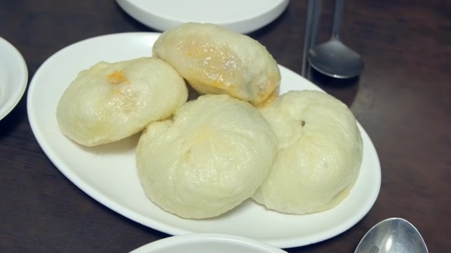 Mandus on a white plate