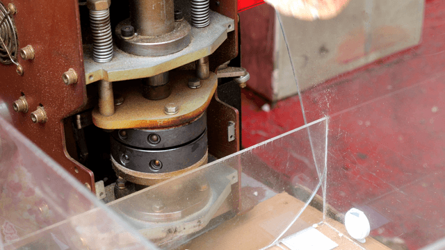 전통 한국 과자 뻥튀기를 만드는 기계