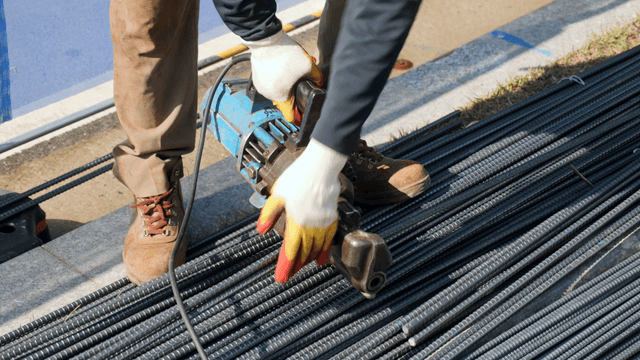 Rebar cutting with a hydraulic tool