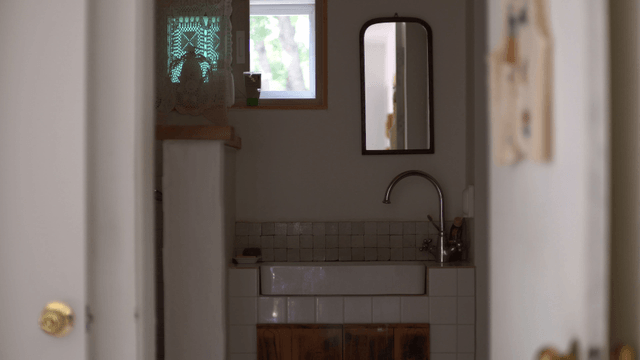 창문이 있는 아늑한 욕실