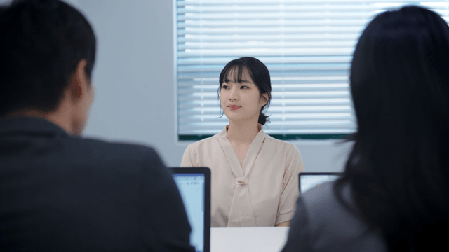 면접을 보는 여성