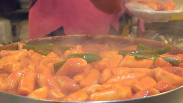 큰 냄비에서 준비되는 떡볶이