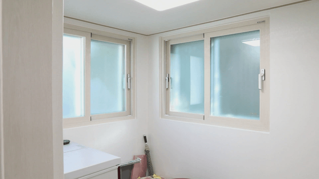 Small indoorroom with windows