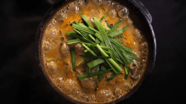 Hot loach soup topped with chives