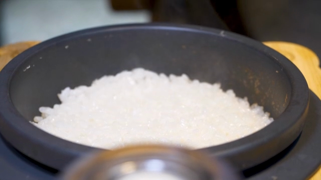 Steaming rice in a traditional pot