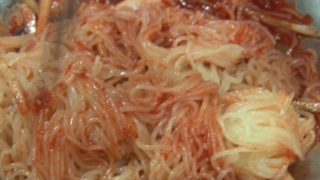 그릇에서 비벼지는 비빔밀면