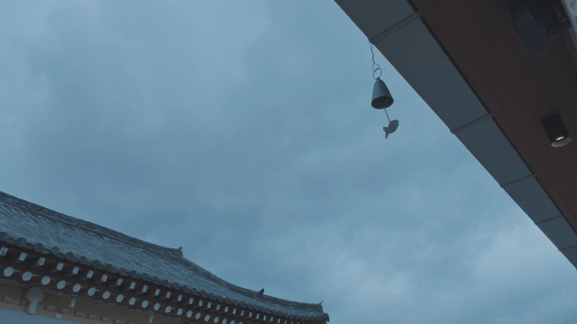 전통 한옥 지붕과 풍경 종