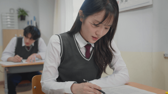 시험에 집중하는 학생들