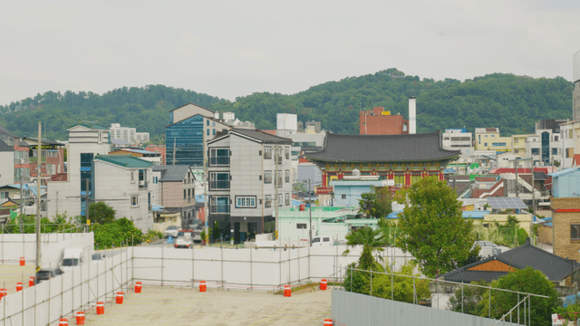 전통과 현대 건물이 있는 마을 풍경
