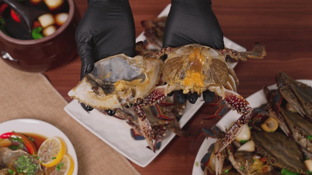 Process of separating shell from soy sauce marinated crab