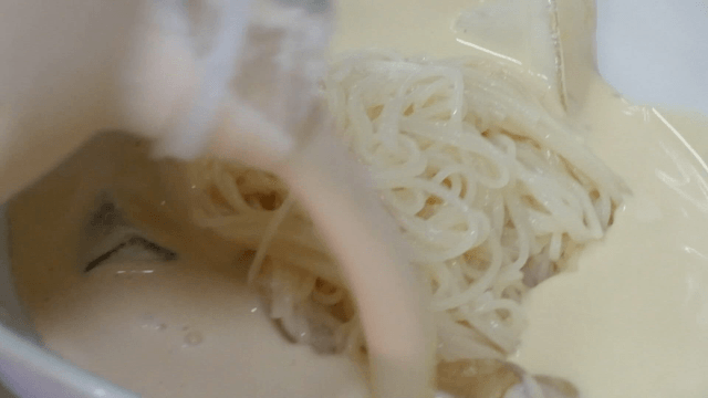 콩물이 부어지는 콩국수