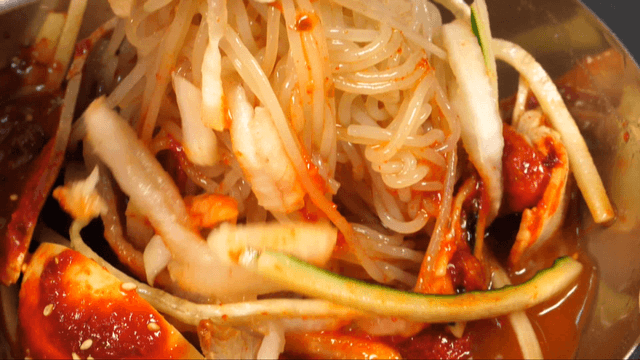 야채가 들어간 매운 한국 밀면
