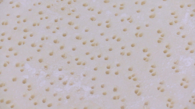 고르게 구멍이 뚫린 반죽