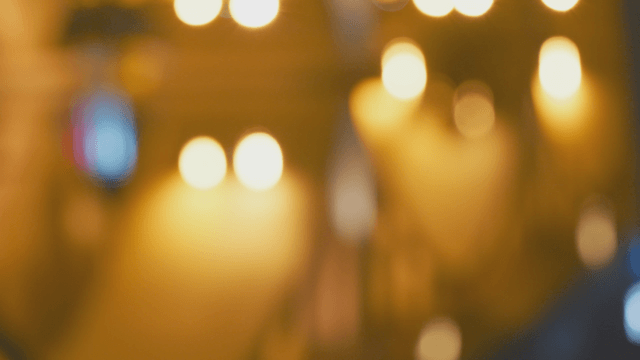 흐릿한 강물 위로 번지는 밤 조명