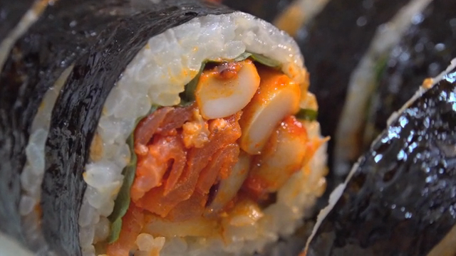 매콤한 한국 김밥과 속재료