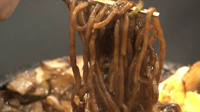 Jajangmyeon lifted with chopsticks