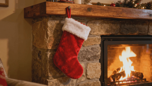 크리스마스 양말이 걸린 아늑한 벽난로