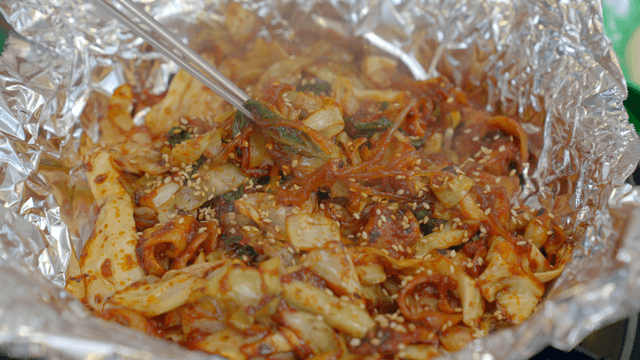 Spicy stir-fried vegetable intestines wrapped in foil