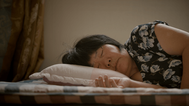 평화롭게 잠든 노인 여성
