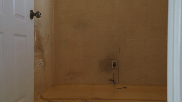 Old and empty room with a open door