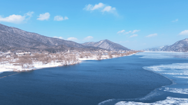 눈 덮인 산과 겨울 강의 고요한 풍경