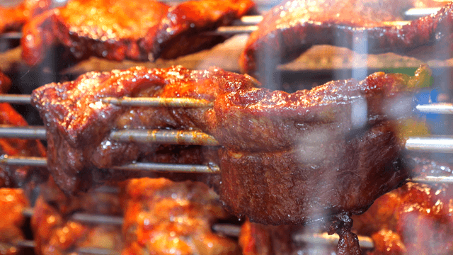 꼬치에 구워지는 육즙 가득한 돼지 등갈비