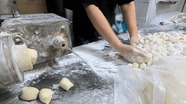 반죽을 일정한 크기로 잘라주는 주방 기계