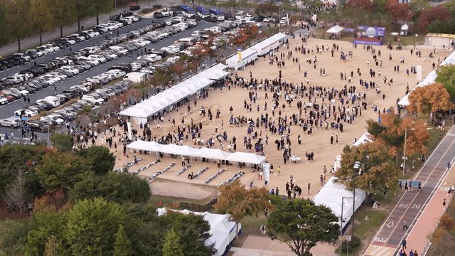 사람들이 분주한 행사장 전경