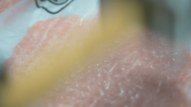 고기를 망치로 두드리는 장면