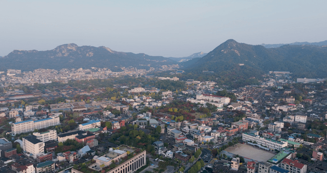 산으로 둘러싸인 넓은 마을