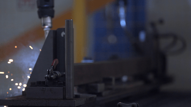 Metal welding process with sparks