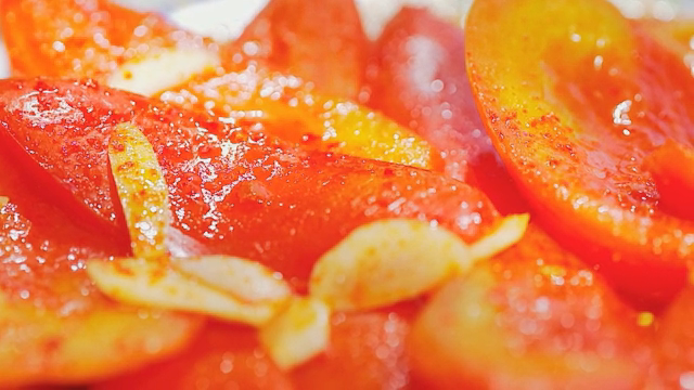 Preparing seasoned tomato slices