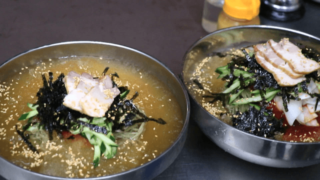 테이블 위에 올려진 막국수