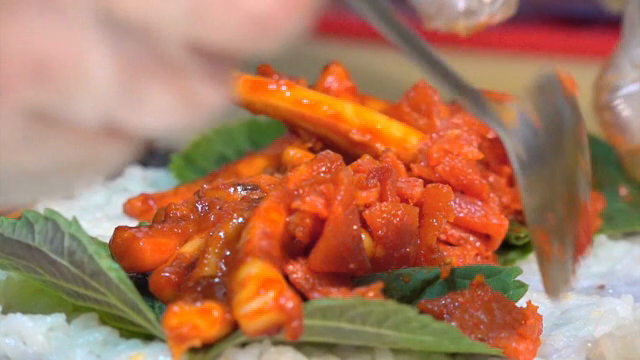 Preparing gimbap with stir-fried squid