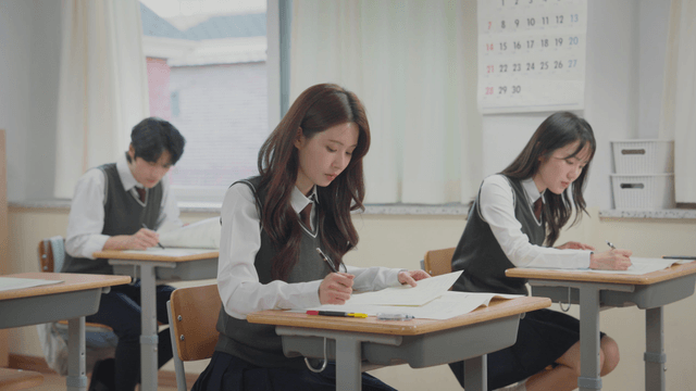교실에서 시험을 보는 학생들