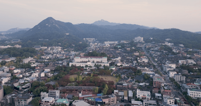 산을 배경으로 한 마을 풍경