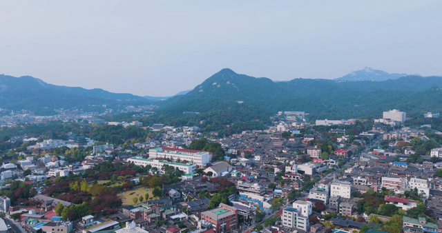 배경에 산이 있는 마을 풍경