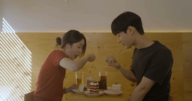 카페에서 디저트를 즐기는 커플