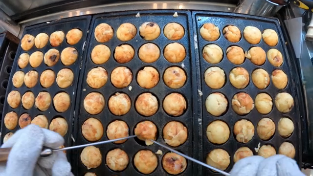 뜨거운 철판에서 타코야키 요리