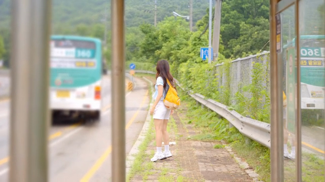 버스를 놓쳐 발을 동동 구르는 젊은 여성