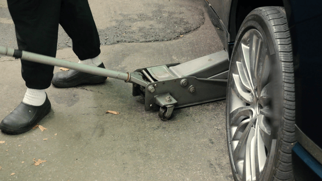 유압 잭으로 차를 들어올리는 모습