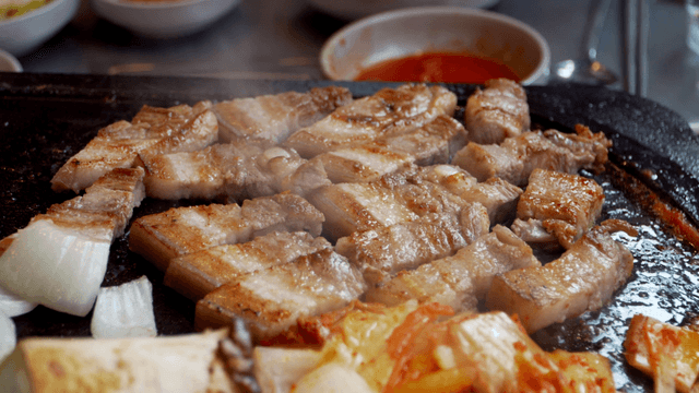 Grilled pork belly with kimchi and onions