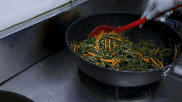 스토브 위 팬에서 채소 요리들