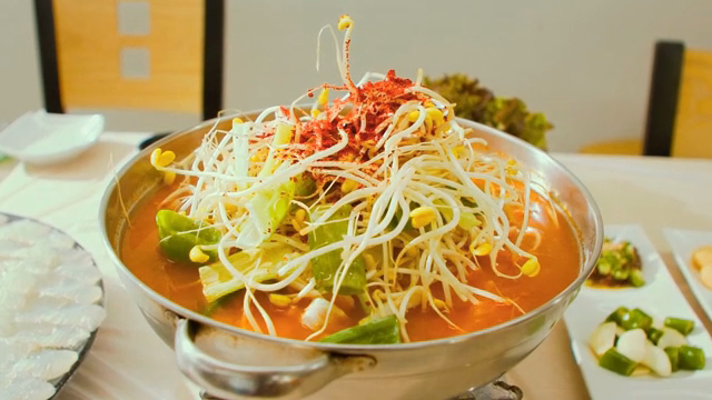 Spicy bean sprout soup with side dishes