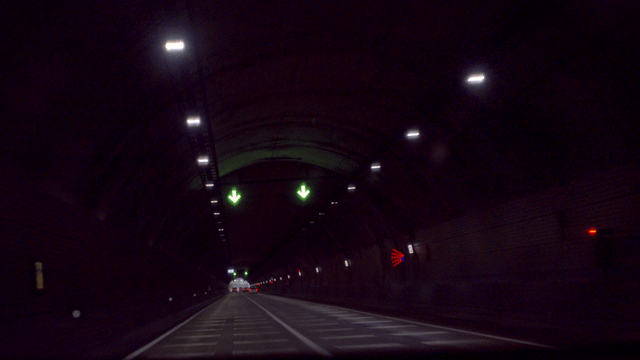 어두운 터널을 지나가는 차량