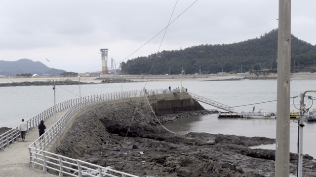 멀리 산이 보이는 해안 산책로